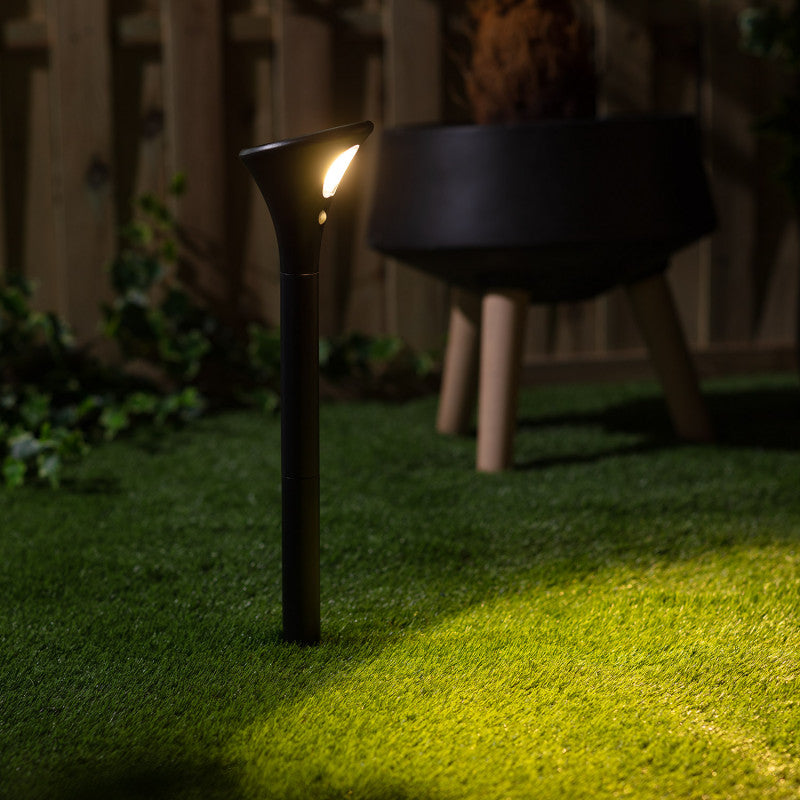 Suri Phare Solar LED Post Light with PIR Sensor – Black (Warm White, IP65)