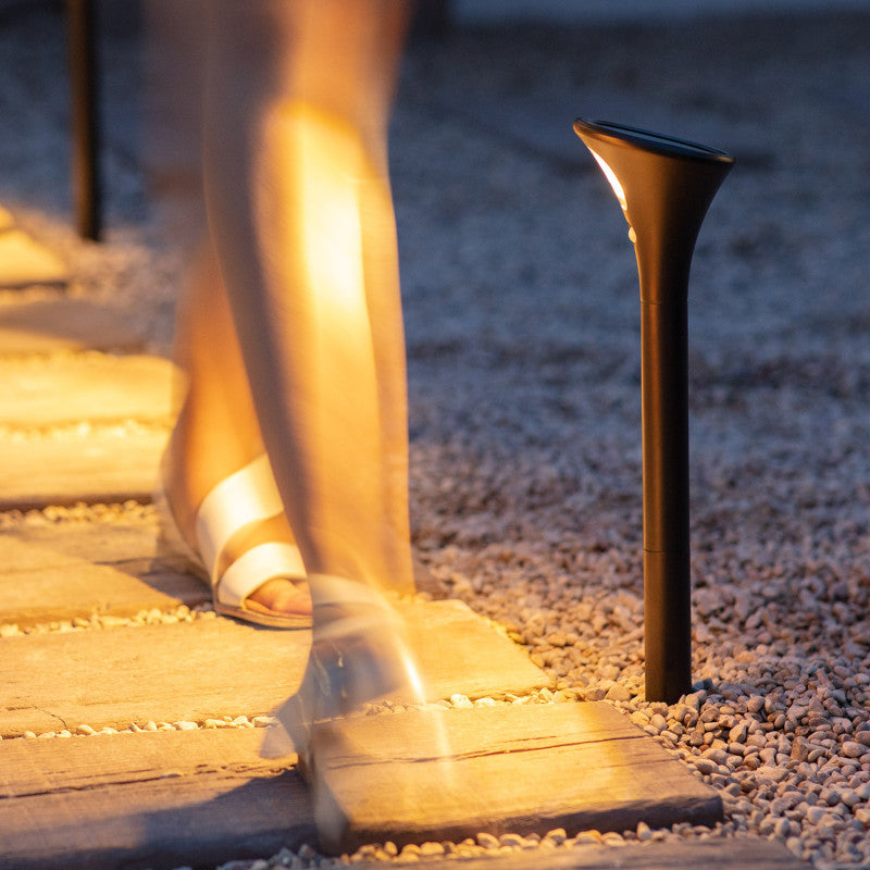 Suri Phare Solar LED Post Light with PIR Sensor – Black (Warm White, IP65)